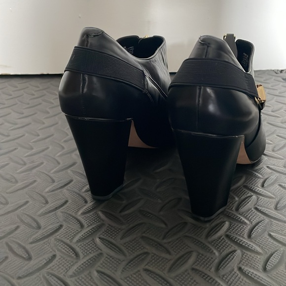 Saks Fifth Avenue black leather booties - size 8M - Picture 3 of 5